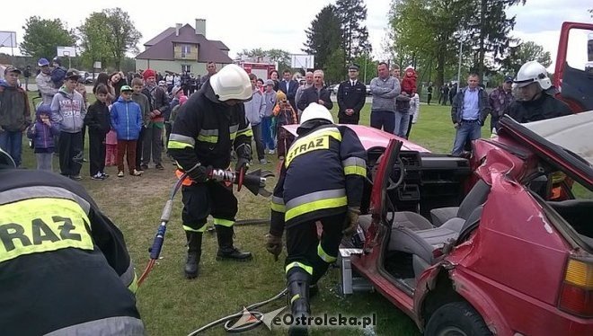Pokaz sprzętu ratowniczego w wykonaniu strażaków ochotników z Łysych [19.05.2015] - zdjęcie #20 - eOstroleka.pl