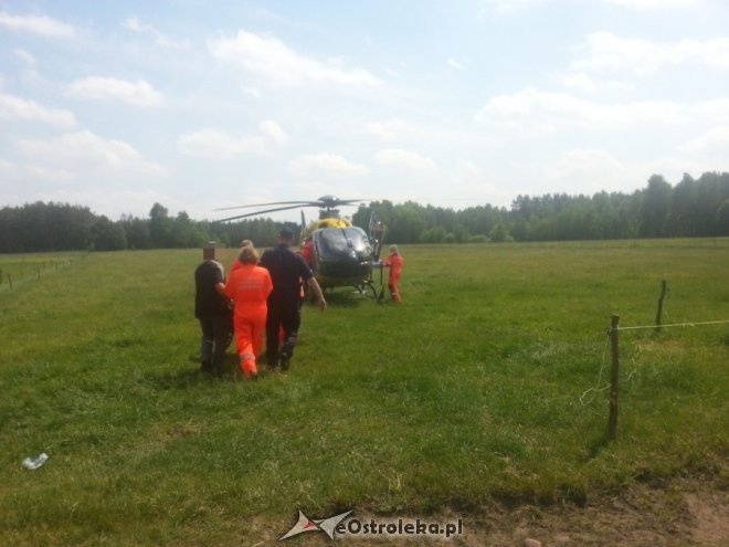 27-latek przygnieciony zbiornikiem z wodą. Z miejsca wypadku zabrał go śmigłowiec ratunkowy [01.06.2015] - zdjęcie #6 - eOstroleka.pl