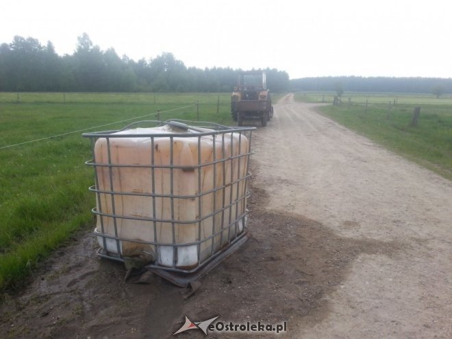 27-latek przygnieciony zbiornikiem z wodą. Z miejsca wypadku zabrał go śmigłowiec ratunkowy [01.06.2015] - zdjęcie #8 - eOstroleka.pl