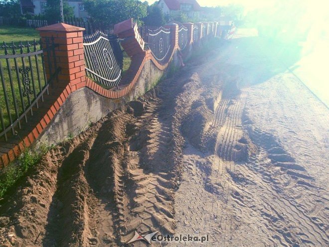 Ciągnikiem staranował ogrodzenie. Był pijany i nie miał prawa jazdy [09.06.2015] - zdjęcie #2 - eOstroleka.pl