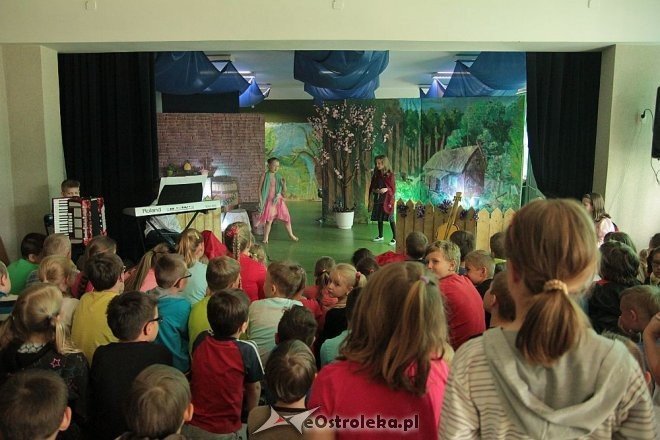 Calineczka w wykonaniu uczniów „dziesiątki” [10.06.2015] - zdjęcie #16 - eOstroleka.pl