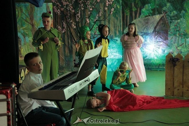 Calineczka w wykonaniu uczniów „dziesiątki” [10.06.2015] - zdjęcie #7 - eOstroleka.pl