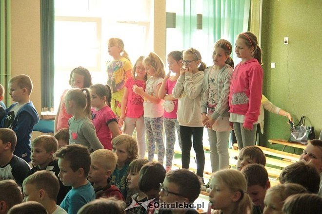 Calineczka w wykonaniu uczniów „dziesiątki” [10.06.2015] - zdjęcie #1 - eOstroleka.pl