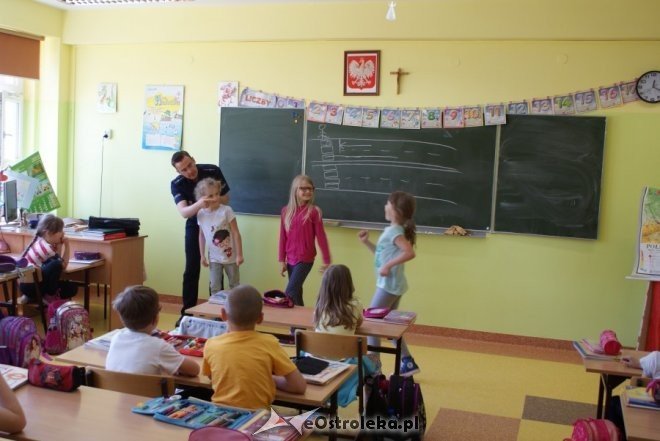 Ostrołęka: O wakacyjnym bezpieczeństwie w Krainie Misiów i z uczniami miejskiej dziesiątki [11.06.2015] - zdjęcie #1 - eOstroleka.pl