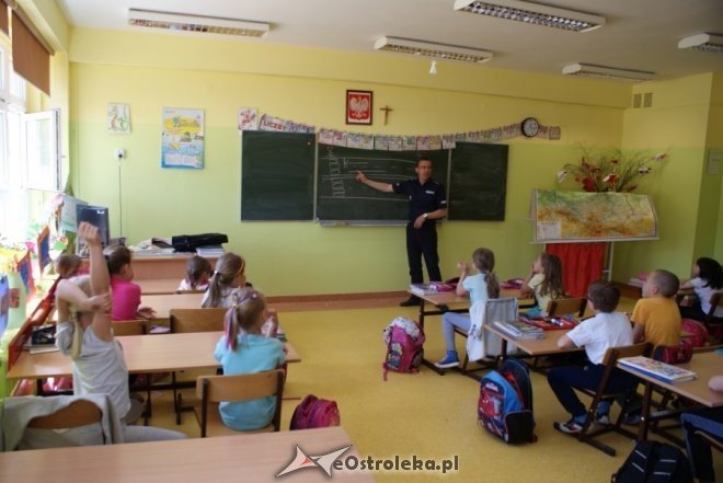 Ostrołęka: O wakacyjnym bezpieczeństwie w Krainie Misiów i z uczniami miejskiej dziesiątki [11.06.2015] - zdjęcie #6 - eOstroleka.pl