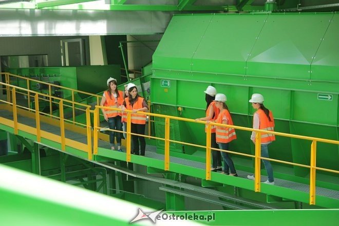 Ostrołęka: Uczniowie Technikum Ochrony Środowiska z Myszyńca odwiedzili sortownię śmieci [12.06.2015] - zdjęcie #25 - eOstroleka.pl