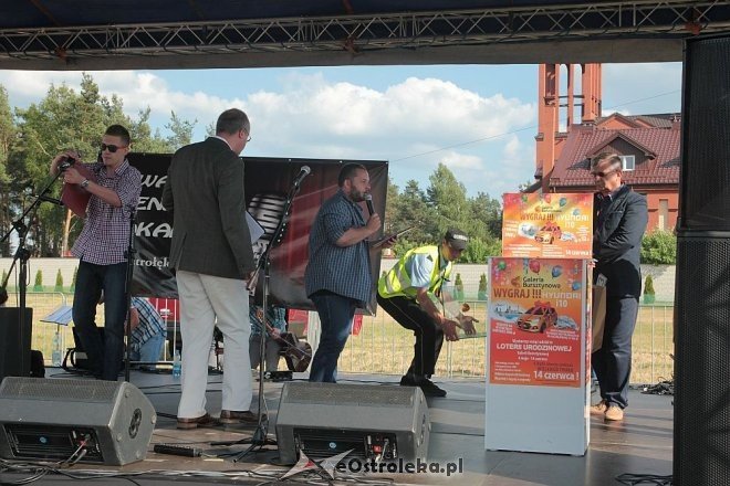 Daniel Chromik wygrał samochód w loterii na I urodziny Galerii Bursztynowej [14.06.2015] - zdjęcie #59 - eOstroleka.pl