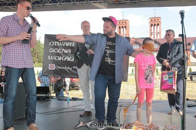Daniel Chromik wygrał samochód w loterii na I urodziny Galerii Bursztynowej [14.06.2015] - zdjęcie #80 - eOstroleka.pl