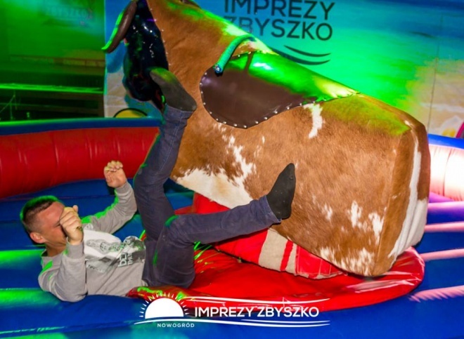 Imprezy Zbyszko: Hawajska, Energetyczna Noc w Nowogrodzie - zdjęcie #7 - eOstroleka.pl