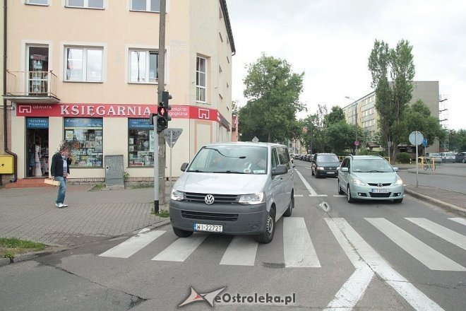 Ostrołęka: Odwrócony sygnalizator na przejściu dla pieszych. Szczeniacki wybryk czy zwyczajna usterka? [23.06.2015] - zdjęcie #2 - eOstroleka.pl