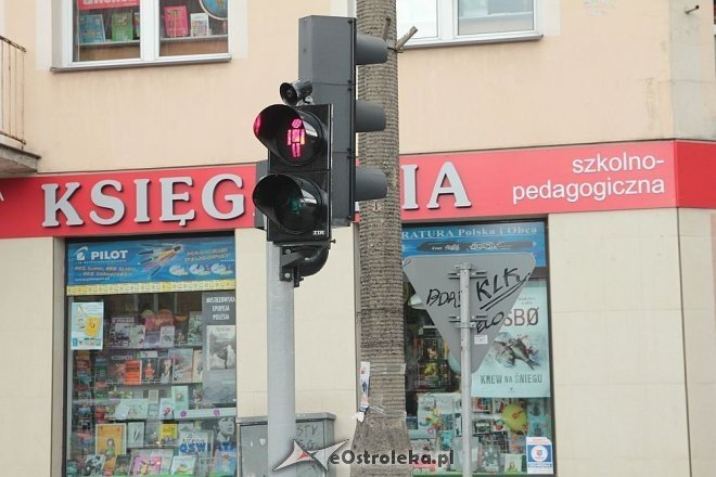 Ostrołęka: Odwrócony sygnalizator na przejściu dla pieszych. Szczeniacki wybryk czy zwyczajna usterka? [23.06.2015] - zdjęcie #10 - eOstroleka.pl