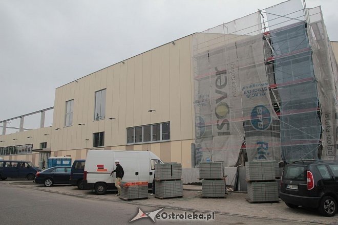 Budowa hali targowej na finiszu. Za kilka tygodni zrobimy w niej zakupy [13.07.2015] - zdjęcie #109 - eOstroleka.pl
