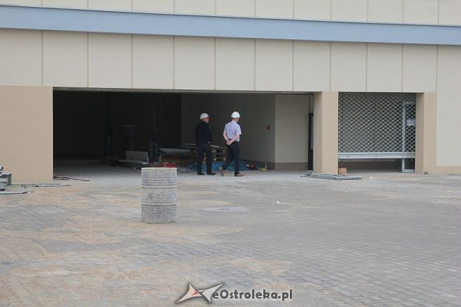 Budowa hali targowej na finiszu. Za kilka tygodni zrobimy w niej zakupy [13.07.2015] - zdjęcie #102 - eOstroleka.pl