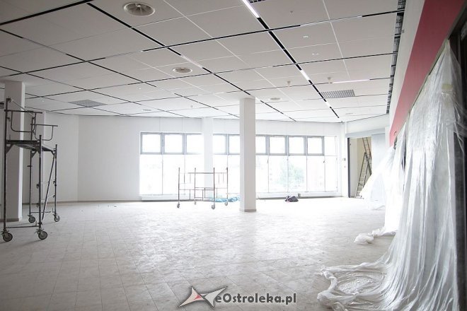 Budowa hali targowej na finiszu. Za kilka tygodni zrobimy w niej zakupy [13.07.2015] - zdjęcie #17 - eOstroleka.pl