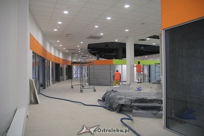Budowa hali targowej na finiszu. Za kilka tygodni zrobimy w niej zakupy [13.07.2015] - zdjęcie #88 - eOstroleka.pl