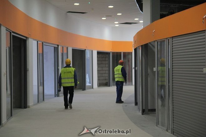 Budowa hali targowej na finiszu. Za kilka tygodni zrobimy w niej zakupy [13.07.2015] - zdjęcie #77 - eOstroleka.pl