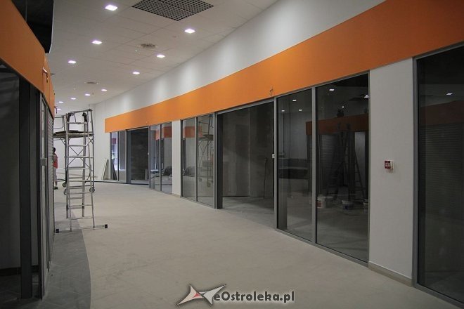 Budowa hali targowej na finiszu. Za kilka tygodni zrobimy w niej zakupy [13.07.2015] - zdjęcie #69 - eOstroleka.pl