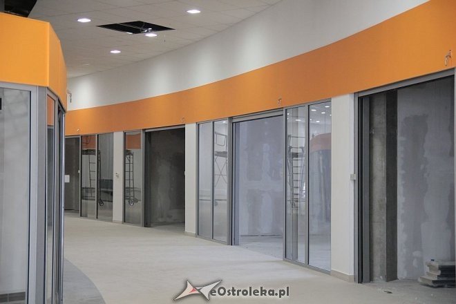 Budowa hali targowej na finiszu. Za kilka tygodni zrobimy w niej zakupy [13.07.2015] - zdjęcie #62 - eOstroleka.pl