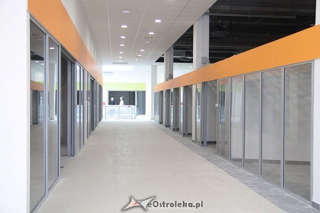 Budowa hali targowej na finiszu. Za kilka tygodni zrobimy w niej zakupy [13.07.2015] - zdjęcie #61 - eOstroleka.pl