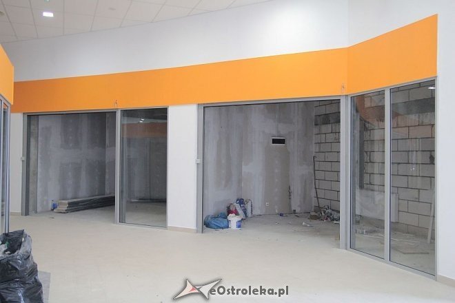 Budowa hali targowej na finiszu. Za kilka tygodni zrobimy w niej zakupy [13.07.2015] - zdjęcie #60 - eOstroleka.pl