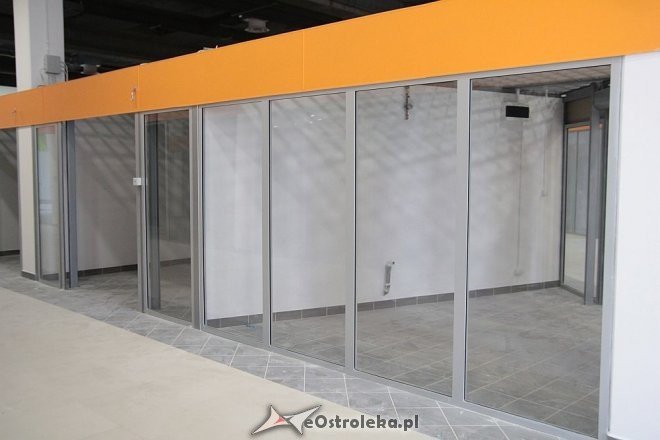 Budowa hali targowej na finiszu. Za kilka tygodni zrobimy w niej zakupy [13.07.2015] - zdjęcie #59 - eOstroleka.pl