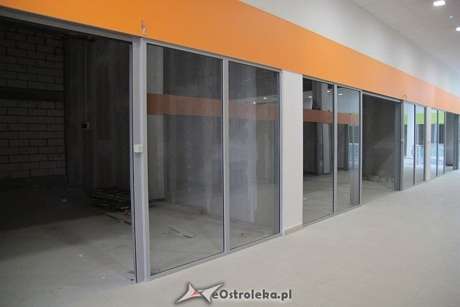 Budowa hali targowej na finiszu. Za kilka tygodni zrobimy w niej zakupy [13.07.2015] - zdjęcie #56 - eOstroleka.pl