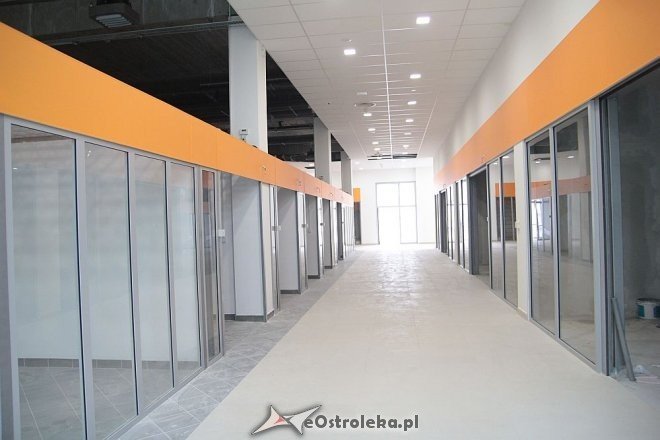 Budowa hali targowej na finiszu. Za kilka tygodni zrobimy w niej zakupy [13.07.2015] - zdjęcie #55 - eOstroleka.pl