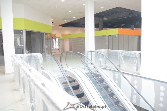 Budowa hali targowej na finiszu. Za kilka tygodni zrobimy w niej zakupy [13.07.2015] - zdjęcie #48 - eOstroleka.pl