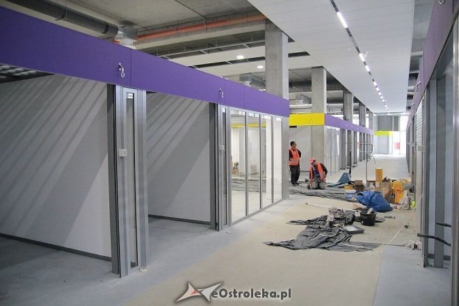 Budowa hali targowej na finiszu. Za kilka tygodni zrobimy w niej zakupy [13.07.2015] - zdjęcie #43 - eOstroleka.pl