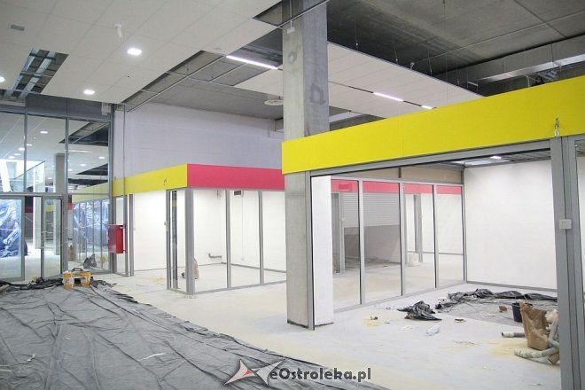 Budowa hali targowej na finiszu. Za kilka tygodni zrobimy w niej zakupy [13.07.2015] - zdjęcie #39 - eOstroleka.pl