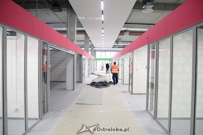 Budowa hali targowej na finiszu. Za kilka tygodni zrobimy w niej zakupy [13.07.2015] - zdjęcie #36 - eOstroleka.pl