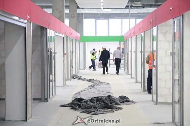 Budowa hali targowej na finiszu. Za kilka tygodni zrobimy w niej zakupy [13.07.2015] - zdjęcie #35 - eOstroleka.pl