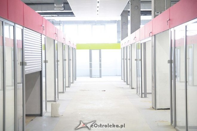 Budowa hali targowej na finiszu. Za kilka tygodni zrobimy w niej zakupy [13.07.2015] - zdjęcie #33 - eOstroleka.pl