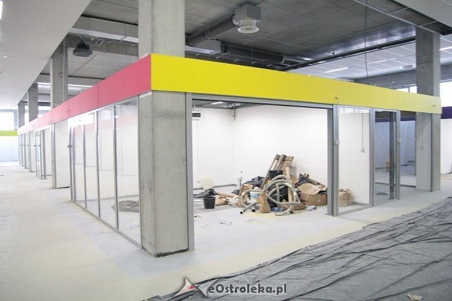 Budowa hali targowej na finiszu. Za kilka tygodni zrobimy w niej zakupy [13.07.2015] - zdjęcie #32 - eOstroleka.pl
