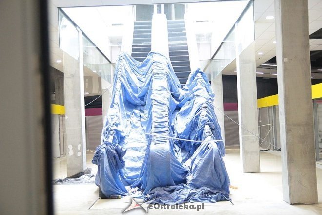 Budowa hali targowej na finiszu. Za kilka tygodni zrobimy w niej zakupy [13.07.2015] - zdjęcie #30 - eOstroleka.pl