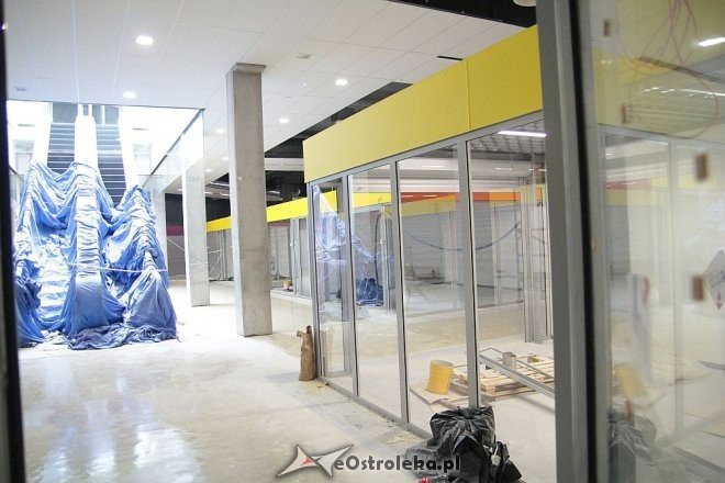 Budowa hali targowej na finiszu. Za kilka tygodni zrobimy w niej zakupy [13.07.2015] - zdjęcie #29 - eOstroleka.pl