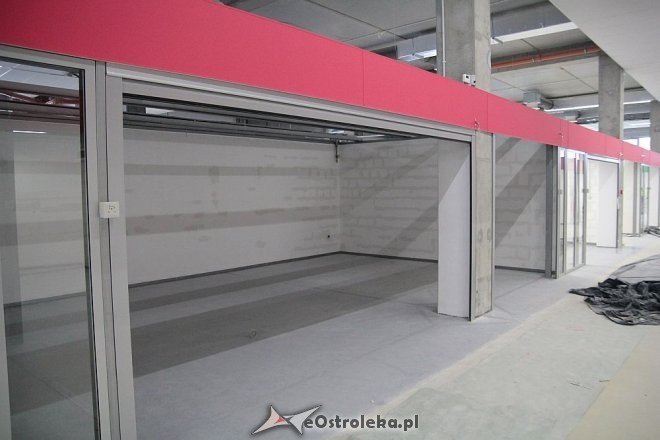 Budowa hali targowej na finiszu. Za kilka tygodni zrobimy w niej zakupy [13.07.2015] - zdjęcie #28 - eOstroleka.pl