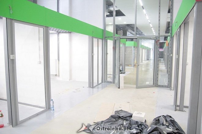 Budowa hali targowej na finiszu. Za kilka tygodni zrobimy w niej zakupy [13.07.2015] - zdjęcie #25 - eOstroleka.pl