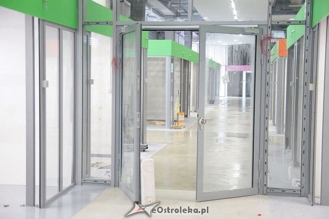 Budowa hali targowej na finiszu. Za kilka tygodni zrobimy w niej zakupy [13.07.2015] - zdjęcie #24 - eOstroleka.pl