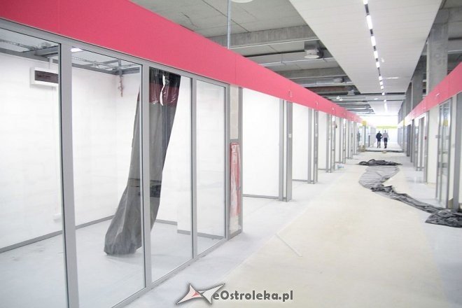 Budowa hali targowej na finiszu. Za kilka tygodni zrobimy w niej zakupy [13.07.2015] - zdjęcie #23 - eOstroleka.pl