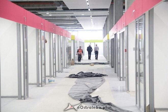 Budowa hali targowej na finiszu. Za kilka tygodni zrobimy w niej zakupy [13.07.2015] - zdjęcie #22 - eOstroleka.pl