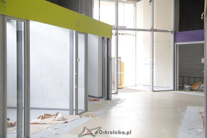 Budowa hali targowej na finiszu. Za kilka tygodni zrobimy w niej zakupy [13.07.2015] - zdjęcie #20 - eOstroleka.pl