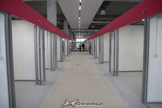 Budowa hali targowej na finiszu. Za kilka tygodni zrobimy w niej zakupy [13.07.2015] - zdjęcie #19 - eOstroleka.pl