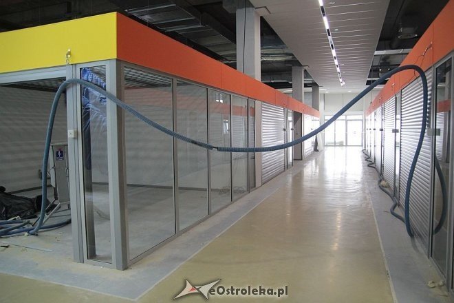 Budowa hali targowej na finiszu. Za kilka tygodni zrobimy w niej zakupy [13.07.2015] - zdjęcie #18 - eOstroleka.pl