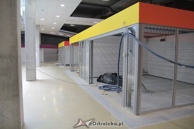 Budowa hali targowej na finiszu. Za kilka tygodni zrobimy w niej zakupy [13.07.2015] - zdjęcie #17 - eOstroleka.pl