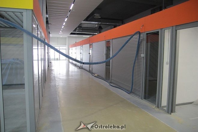 Budowa hali targowej na finiszu. Za kilka tygodni zrobimy w niej zakupy [13.07.2015] - zdjęcie #15 - eOstroleka.pl