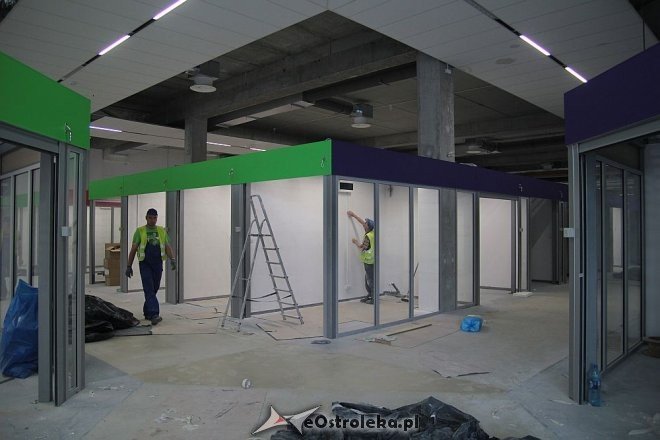 Budowa hali targowej na finiszu. Za kilka tygodni zrobimy w niej zakupy [13.07.2015] - zdjęcie #13 - eOstroleka.pl