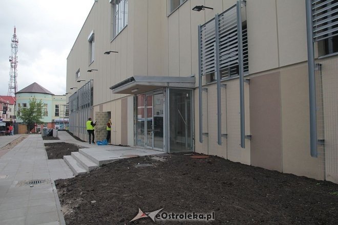 Budowa hali targowej na finiszu. Za kilka tygodni zrobimy w niej zakupy [13.07.2015] - zdjęcie #11 - eOstroleka.pl