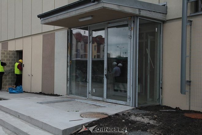 Budowa hali targowej na finiszu. Za kilka tygodni zrobimy w niej zakupy [13.07.2015] - zdjęcie #6 - eOstroleka.pl