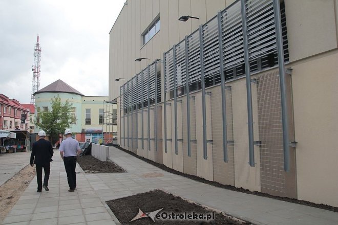Budowa hali targowej na finiszu. Za kilka tygodni zrobimy w niej zakupy [13.07.2015] - zdjęcie #5 - eOstroleka.pl